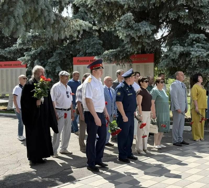 В День России благочинный Николаевского округа принял участие в торжественной церемонии возложения цветов