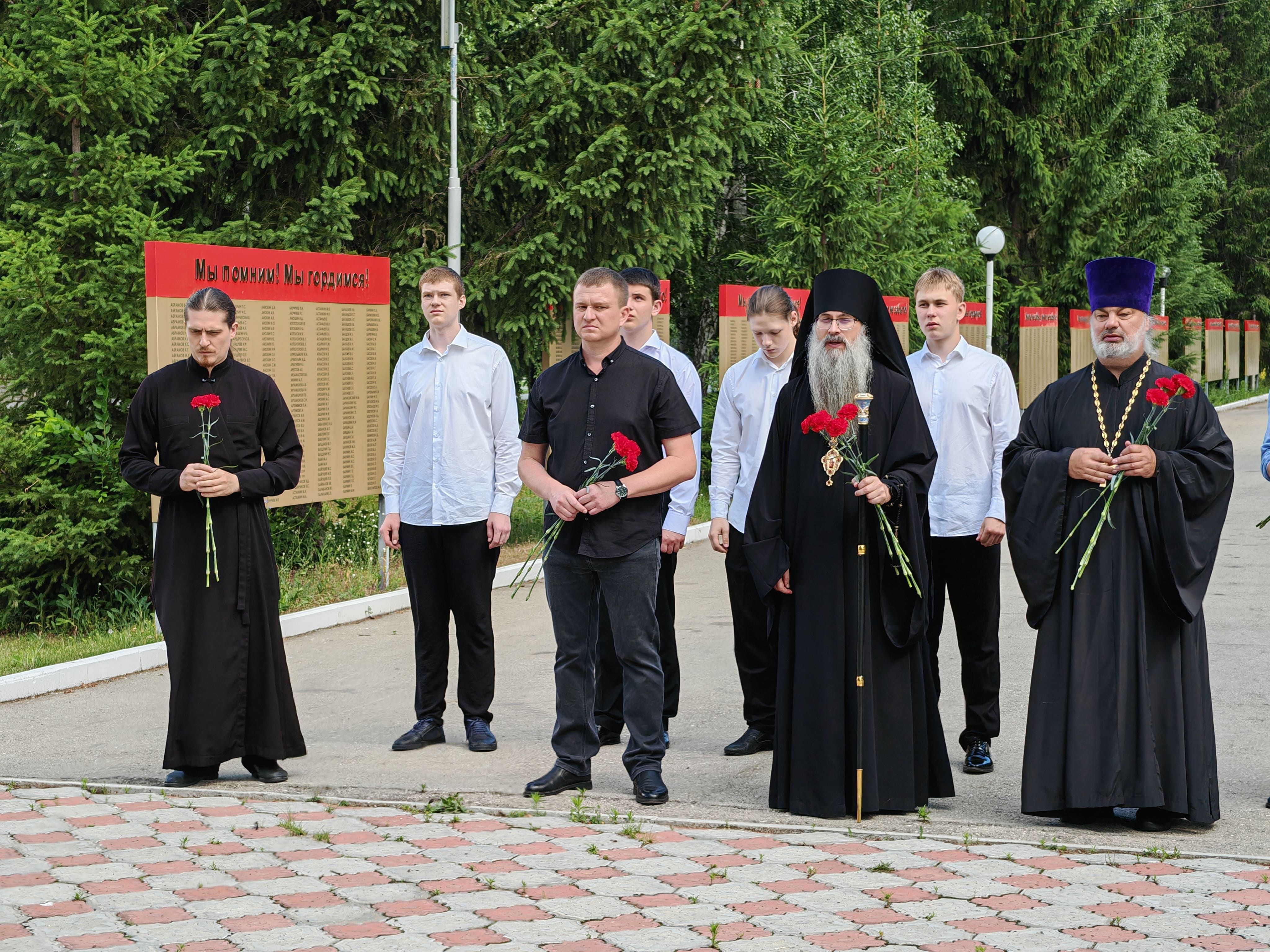 Епархиальный архиерей возложил цветы к воинскому мемориалу