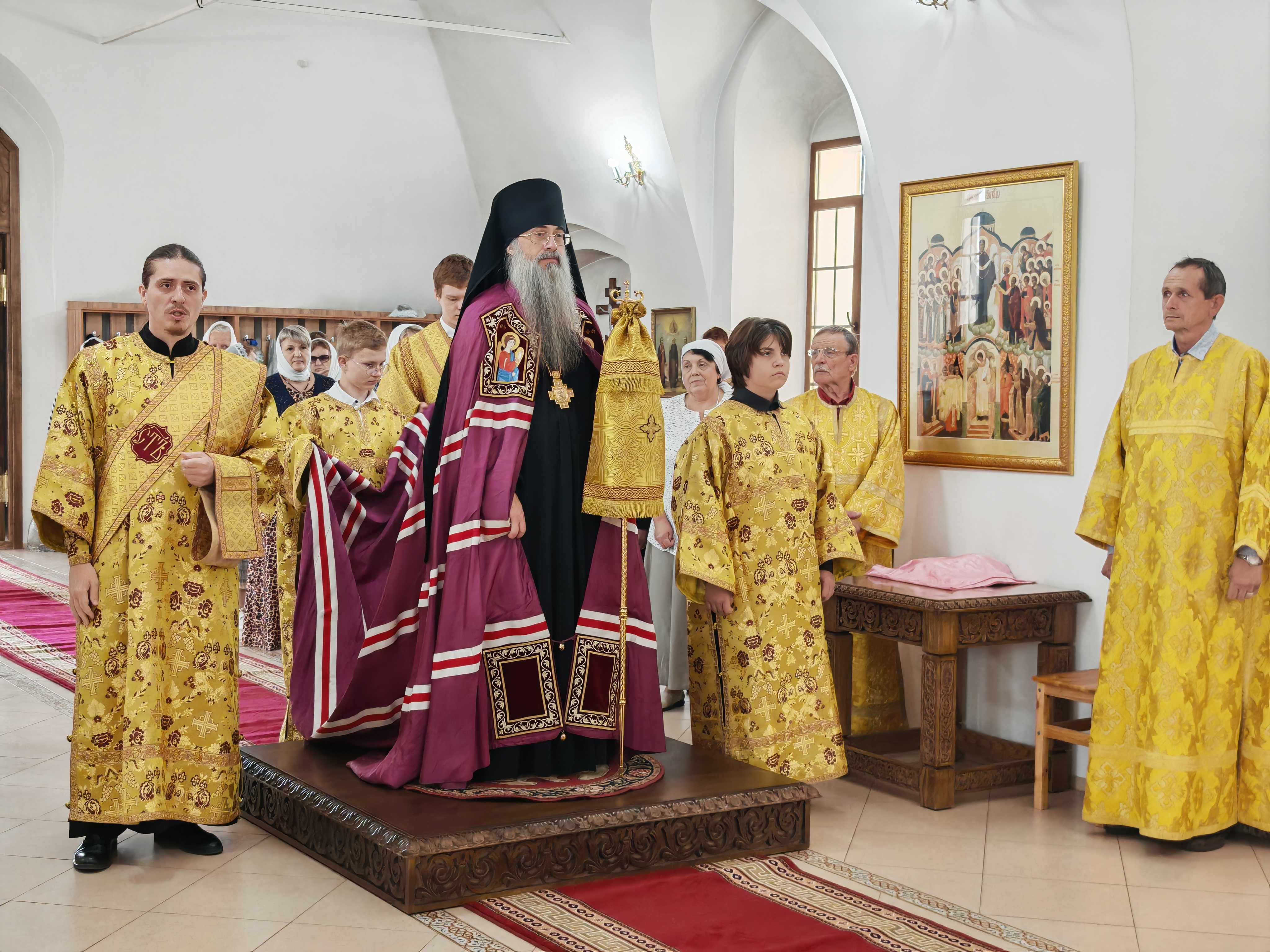 В храме с. Липовка Божественную литургию совершил епископ Балаковский и Николаевский Иннокентий