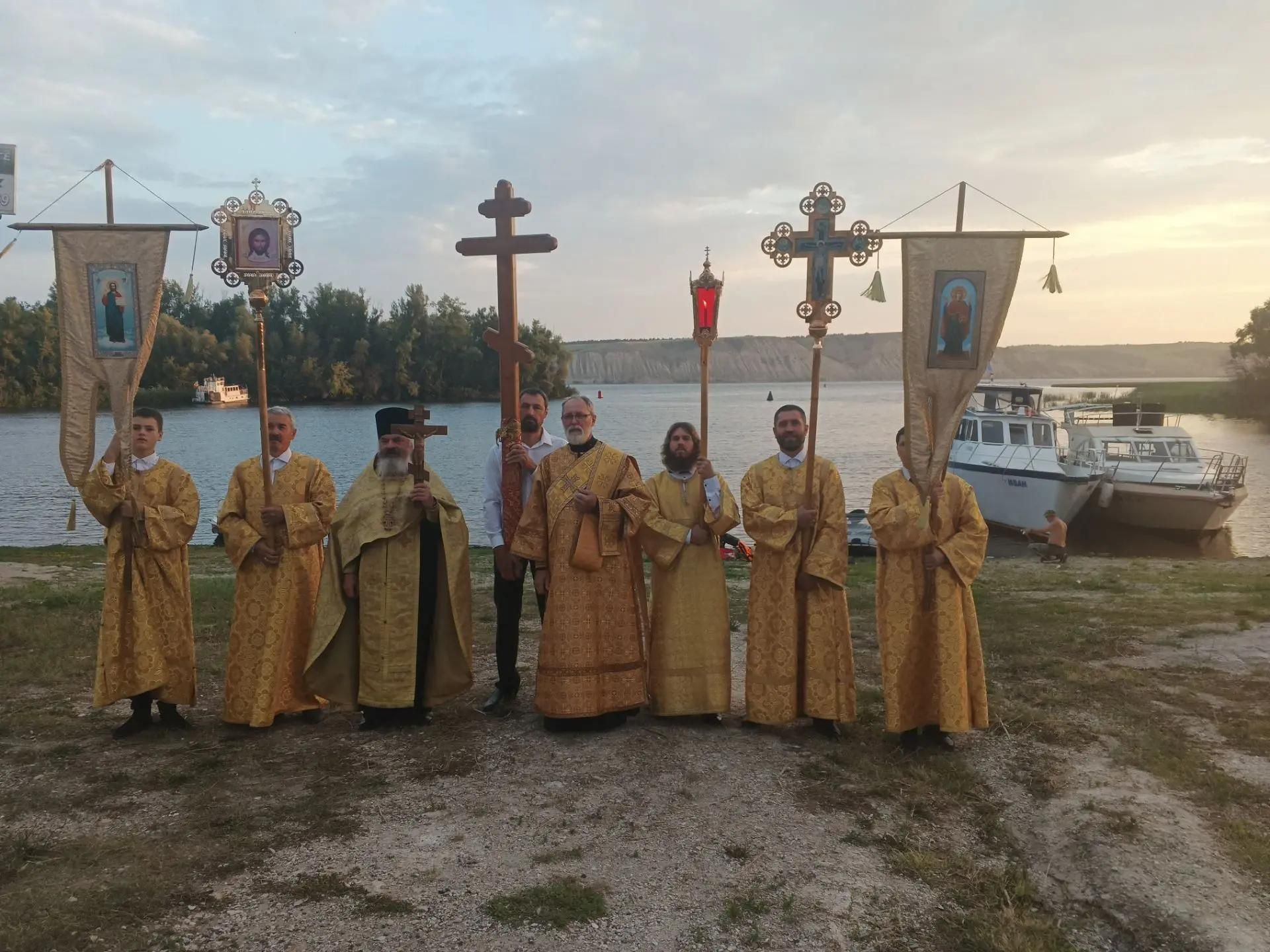В честь Дня Крещения Руси по Волге прошёл традиционный крестный ход на маломерных судах