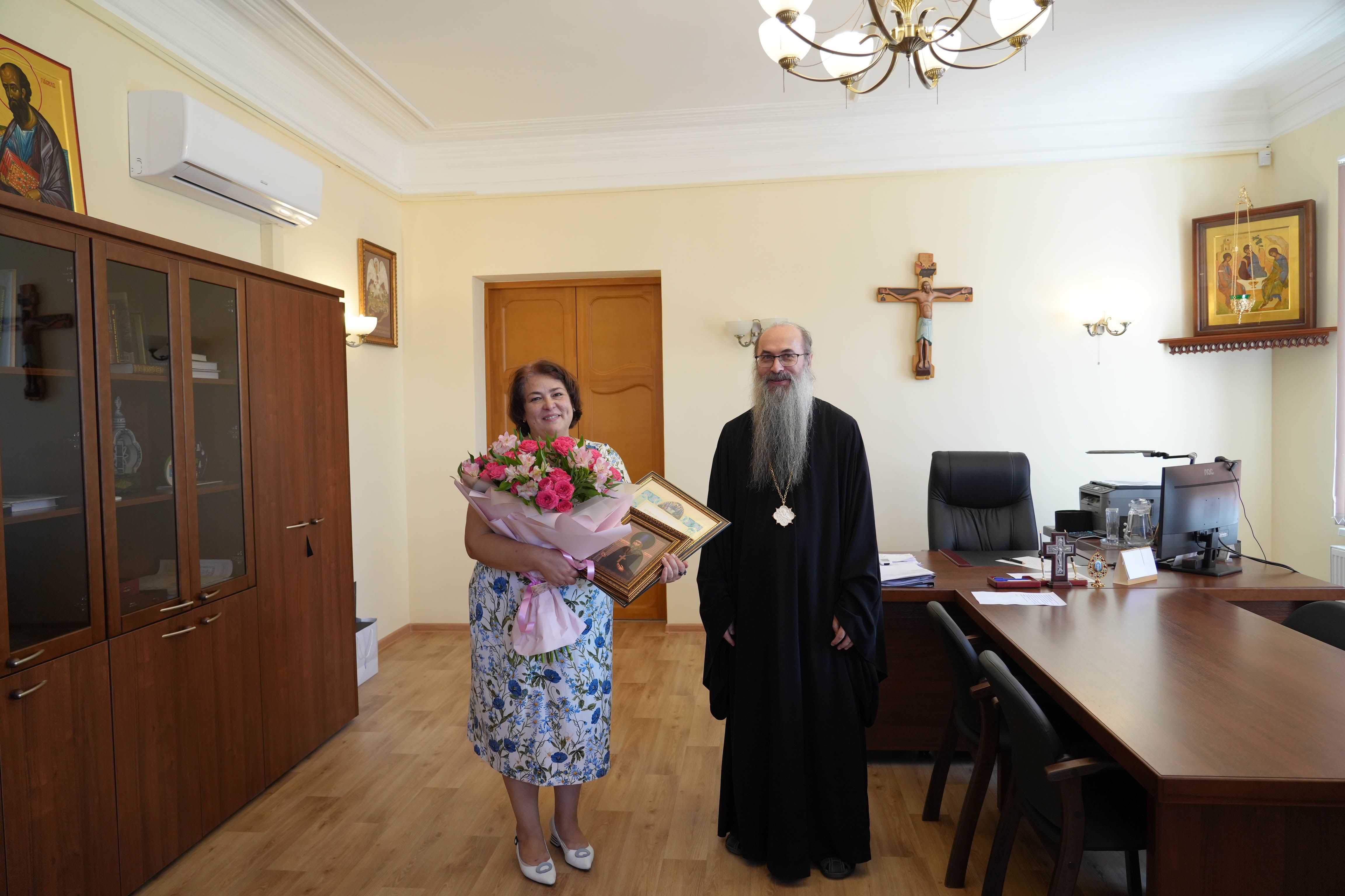 Епископ Иннокентий наградил грамотой юрисконсульта Балаковской епархии