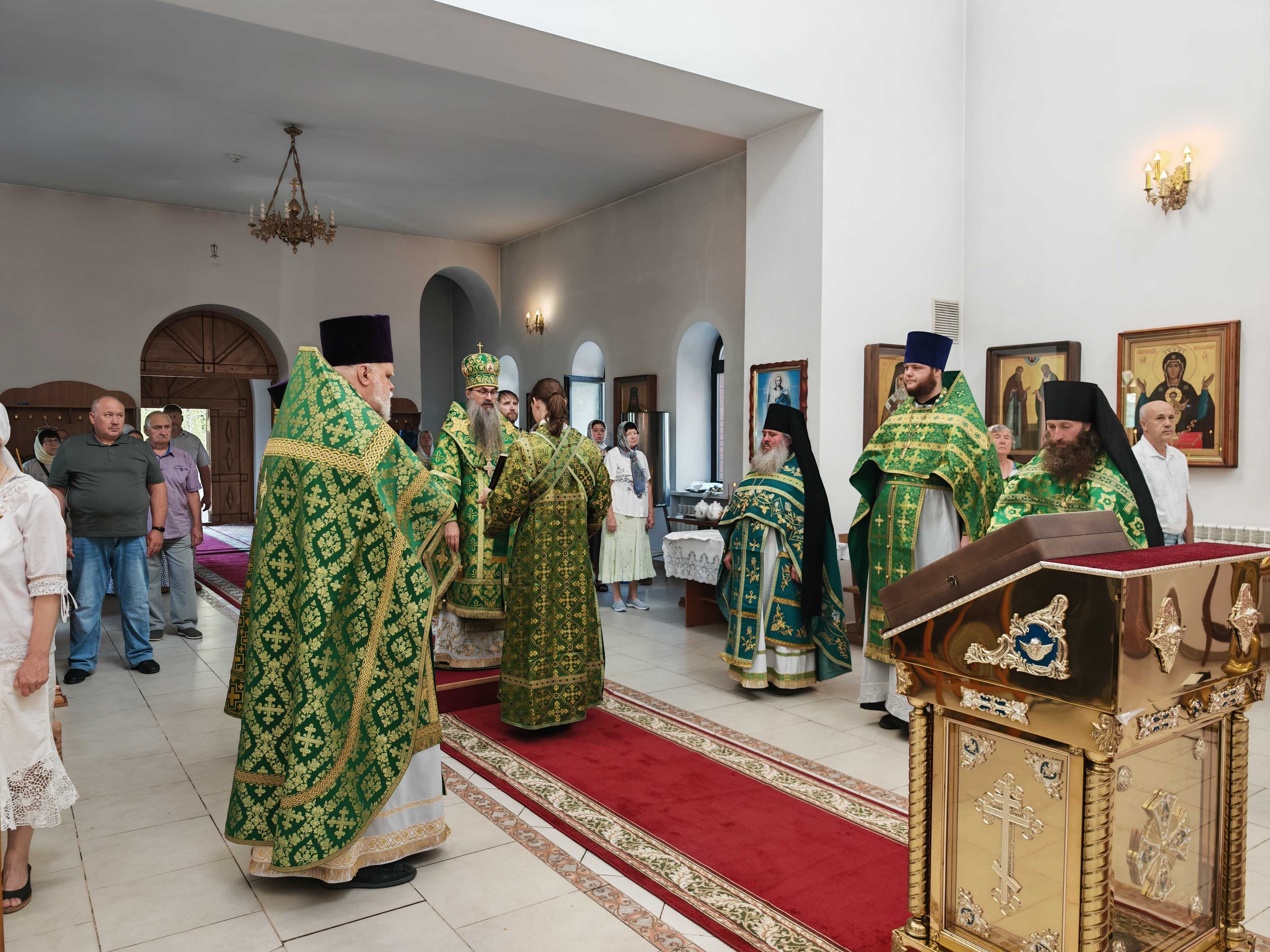 Литургию в Иоанно-Богословском храме возглавил епископ Иннокентий