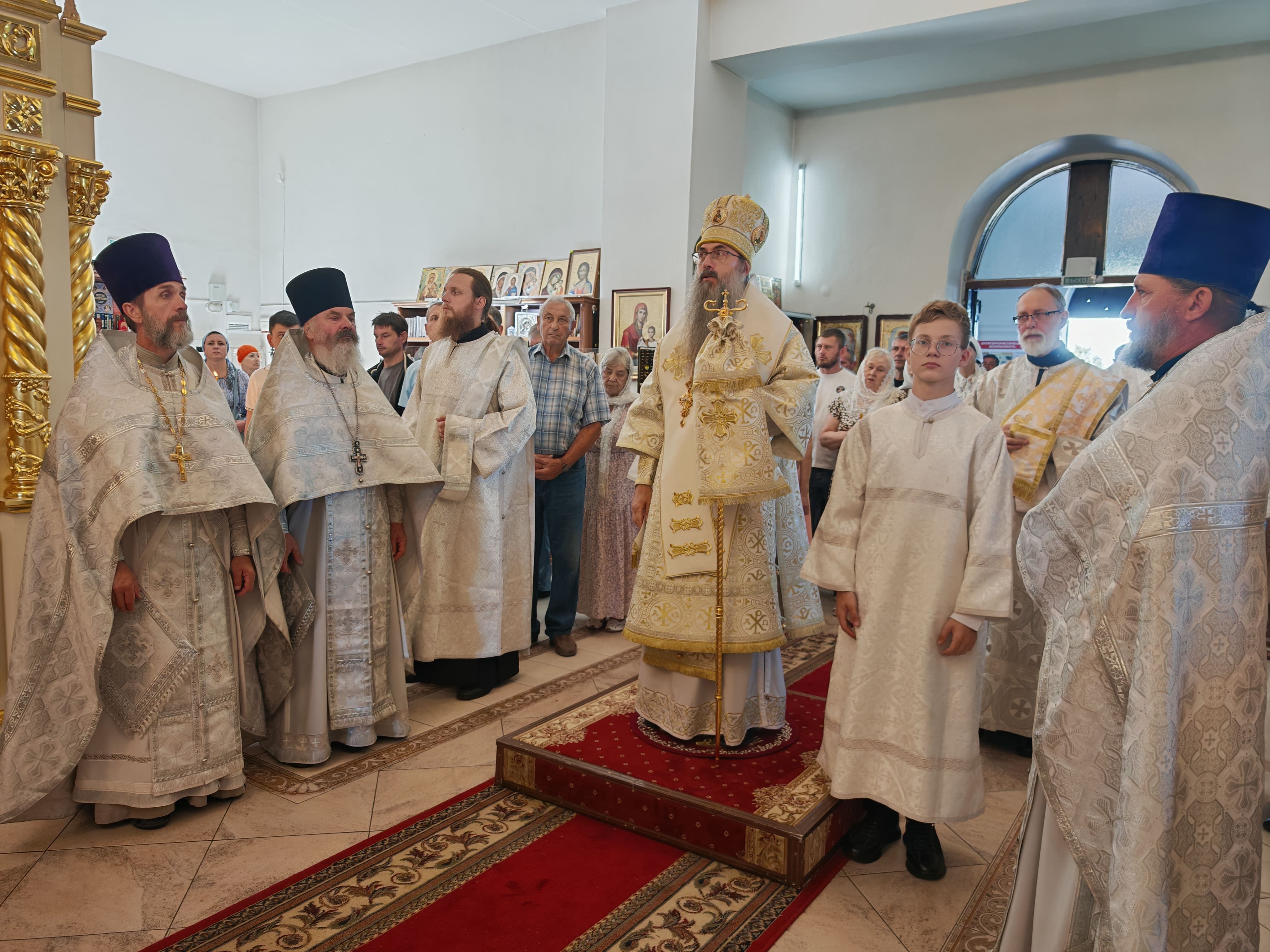 Епископ Иннокентий совершил Божественную литургию в Свято-Андреевском храме