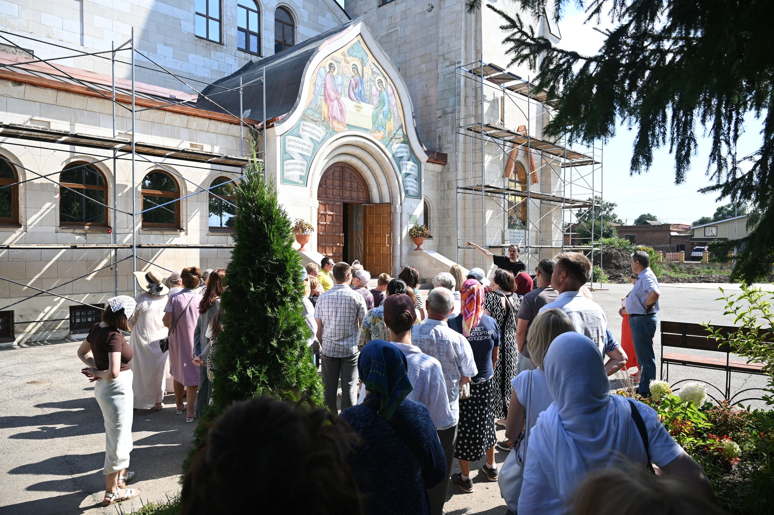 В Балаково прошла экскурсия по Свято-Троицкому собору для жителей и гостей города